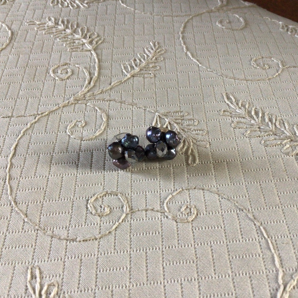 🌵Pair of faux pearl stud clusters in lavender EUC